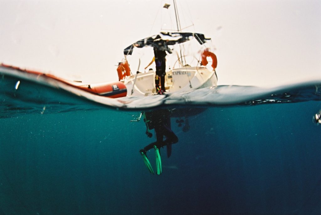 Purjevene välimerellä veden alta