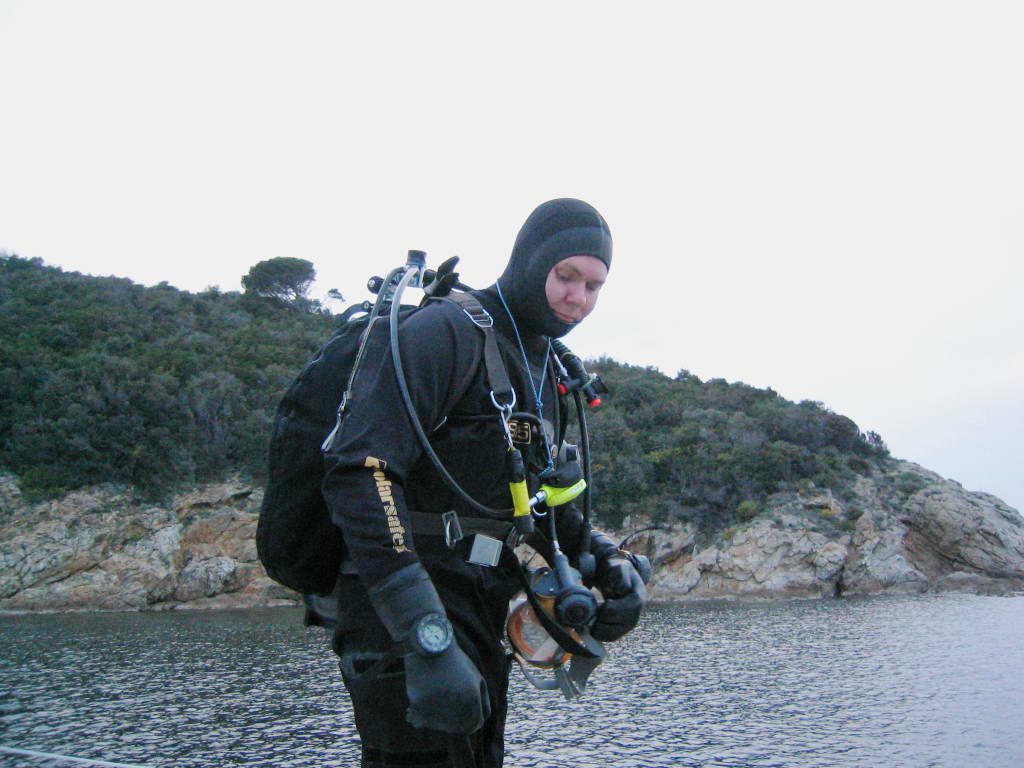 Kuivapukusukeltaja välimerellä