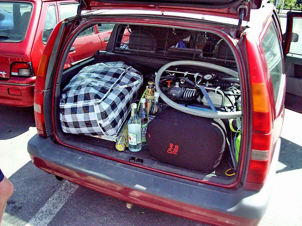 Paineilmakopura auton takakontissa