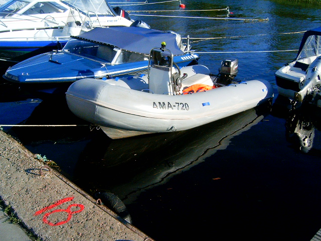 RIB vene skootteripulpetilla