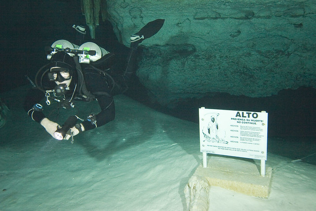 Varoituskyltti luolassa